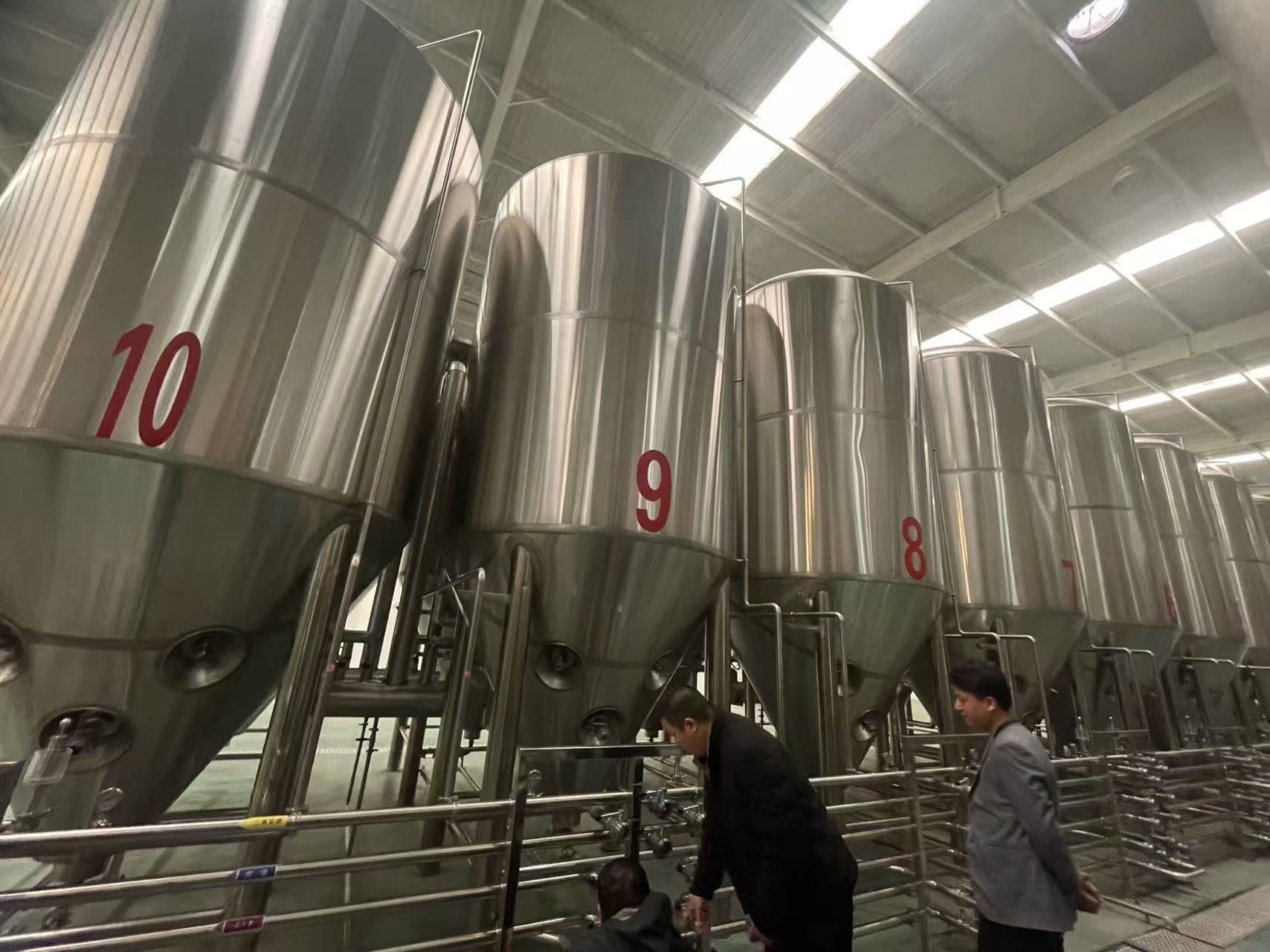高安精酿啤酒设备厂—平面布置、设备设计、制造、调试、培训等一条龙服务